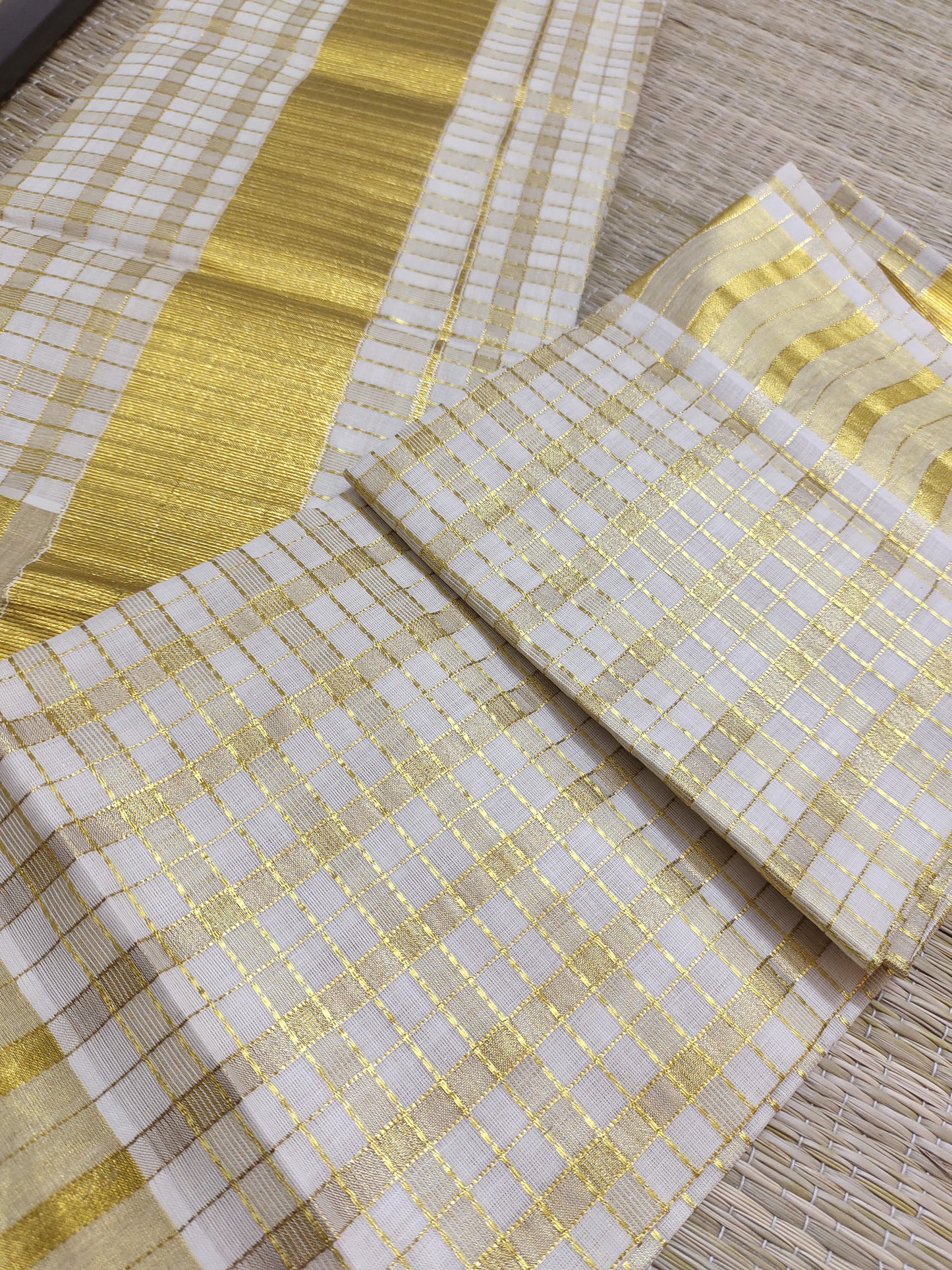 Premium cotton Kerala Set Mundu featuring all-over zari checks (2.80m).