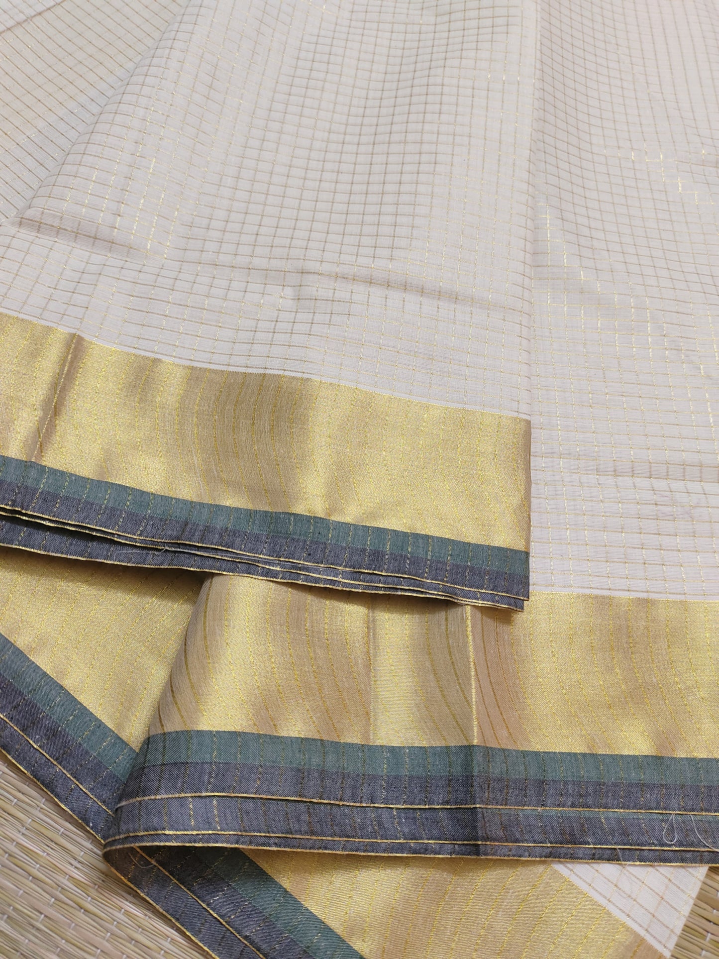 Premium Cotton Saree With Micro Checks