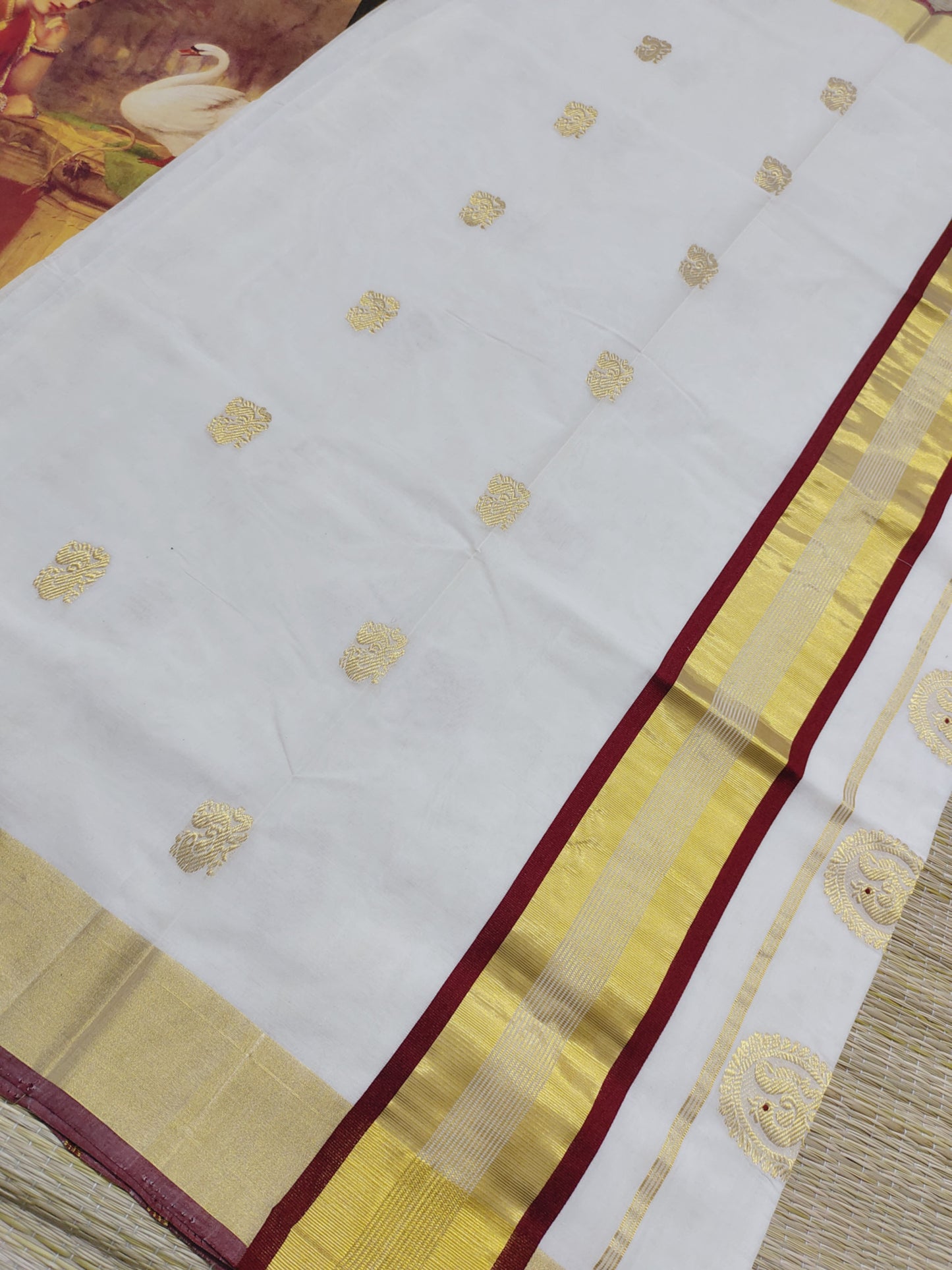 Premium Handloom Cotton Saree With Woven Motif.