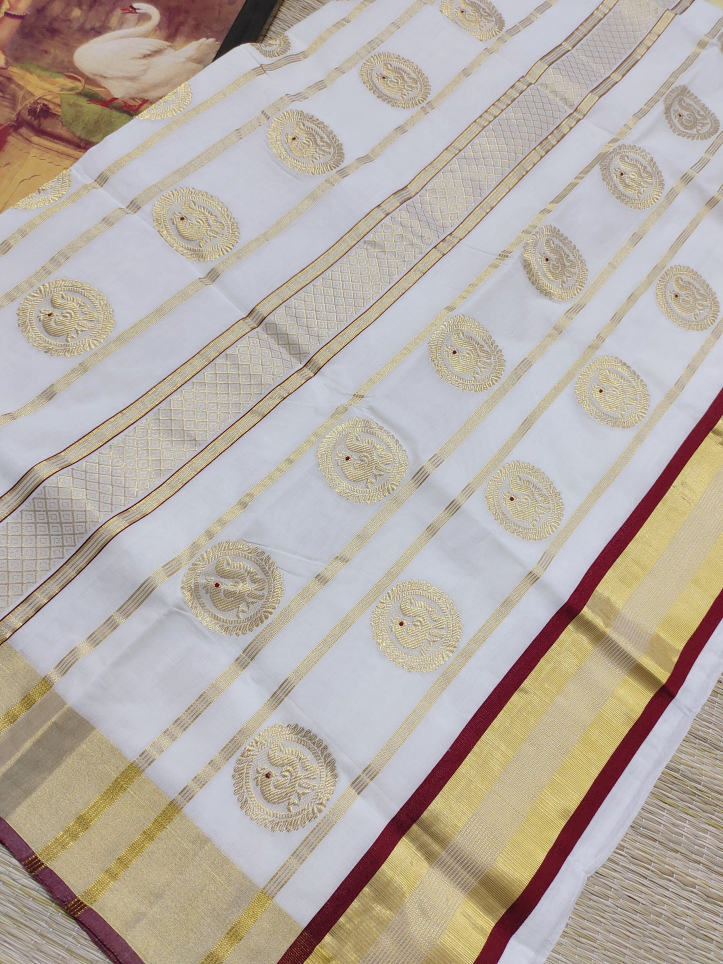 Premium Handloom Cotton Saree With Woven Motif.