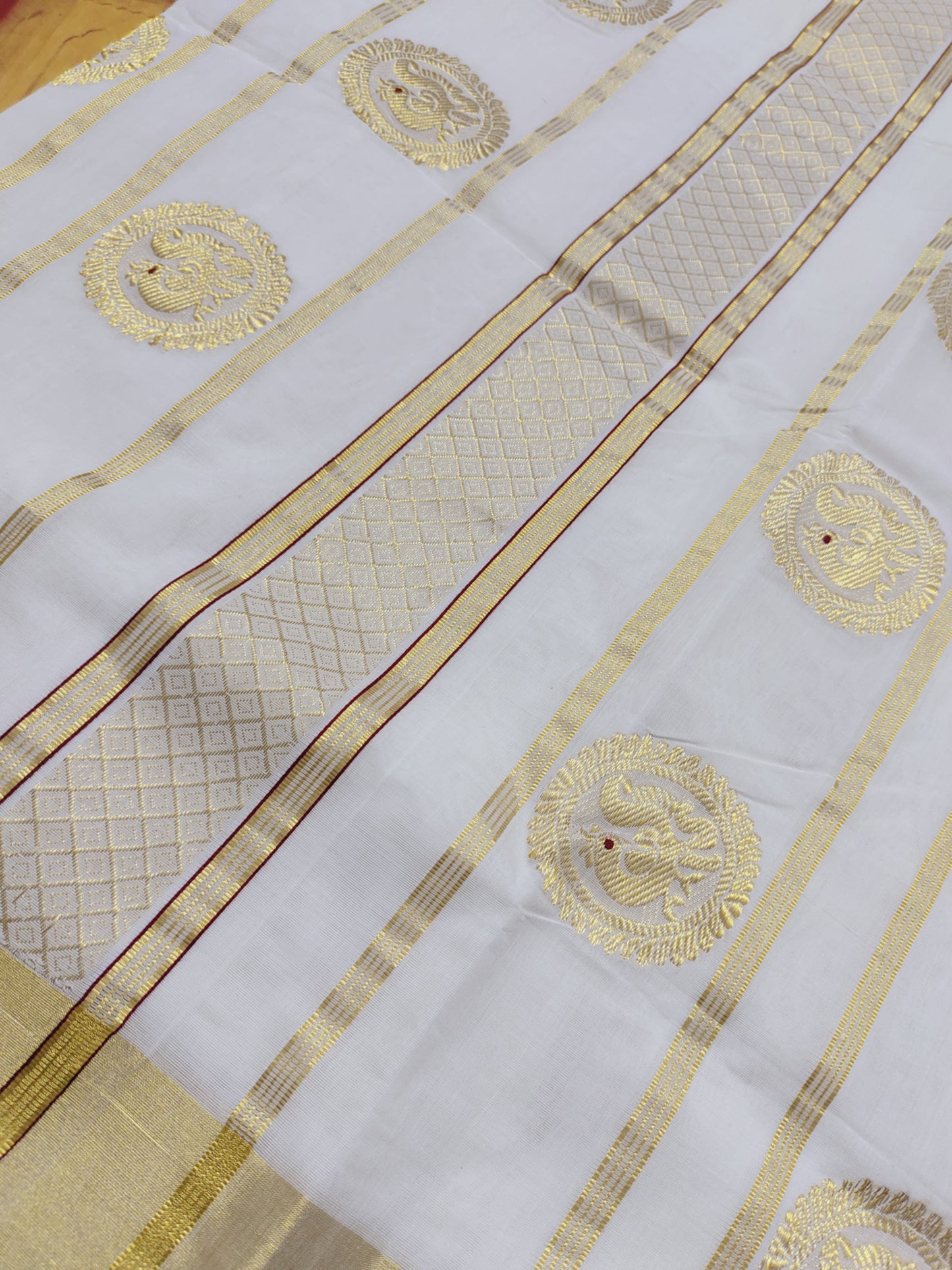 Premium Handloom Cotton Saree With Woven Motif.