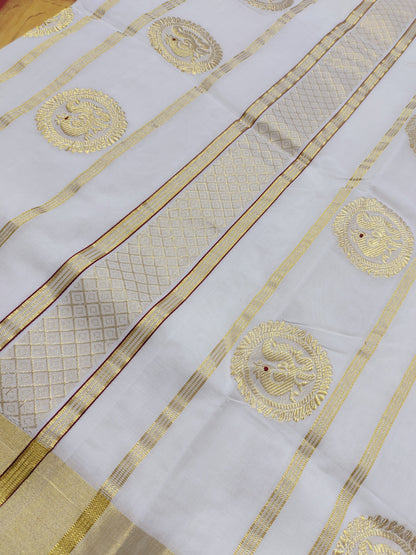 Premium Handloom Cotton Saree With Woven Motif.