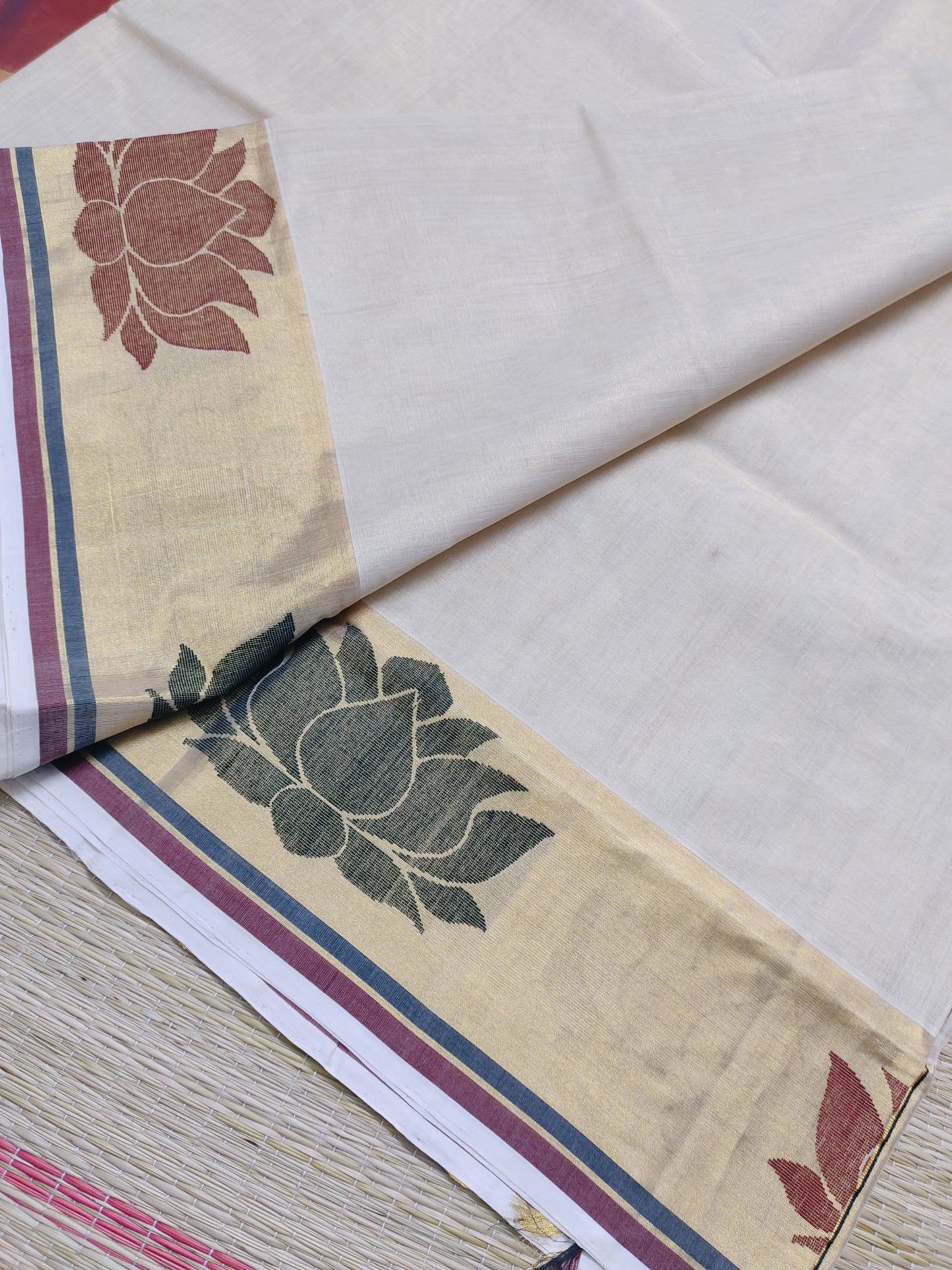 Kuthampully Woven Lotus  Weave Saree With Running Blouse.