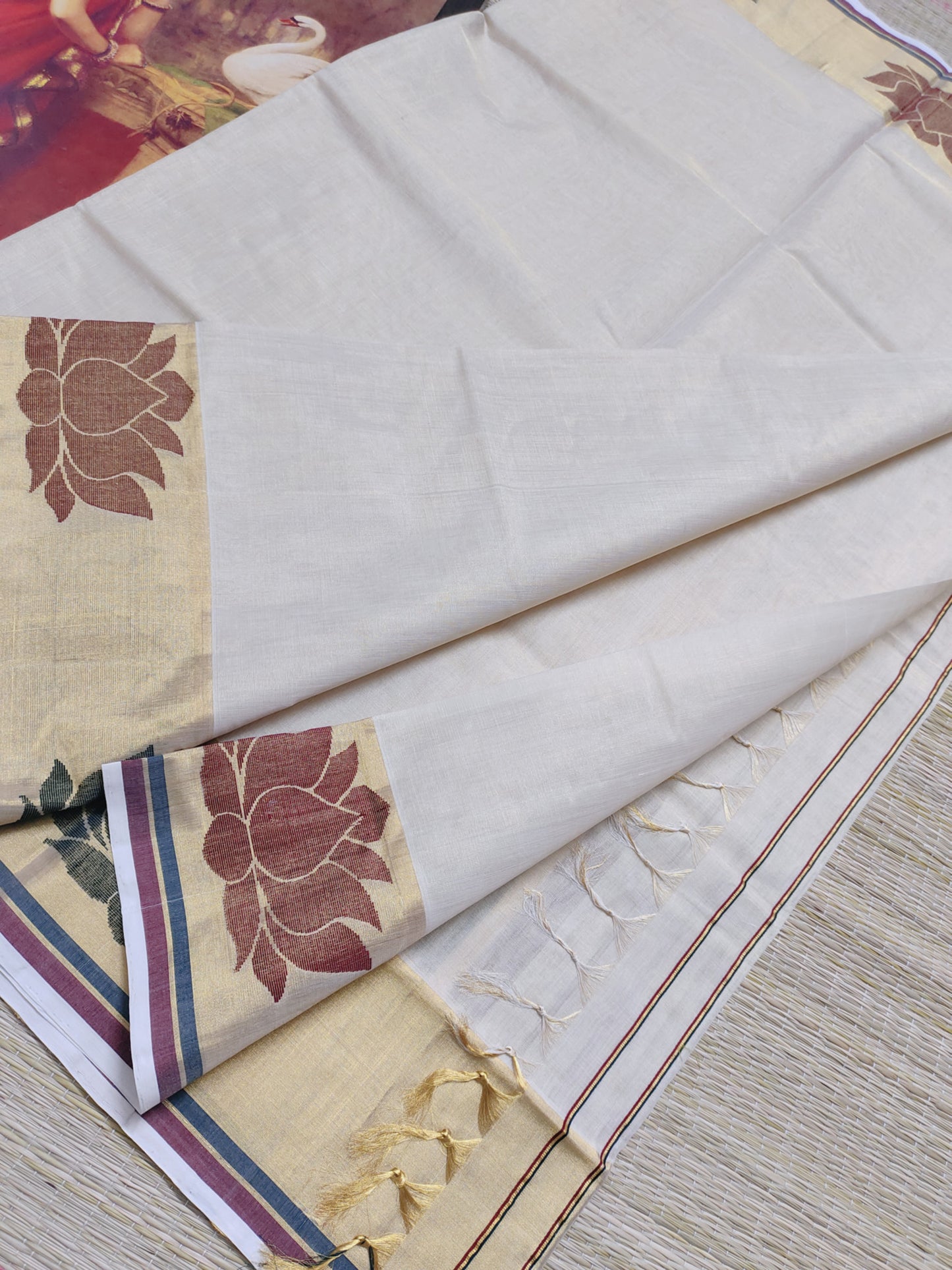 Kuthampully Woven Lotus  Weave Saree With Running Blouse.