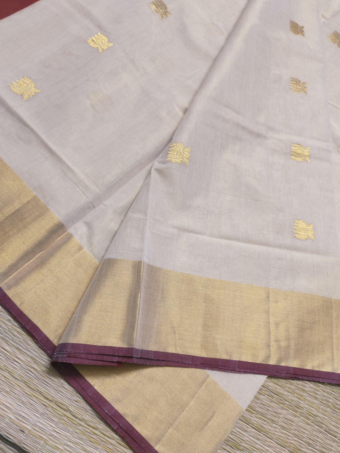 Premium Handloom Tissue  Saree With Lotus Motif .