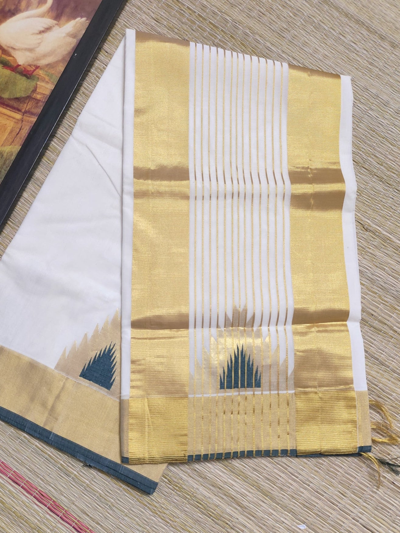Premium Kuthampully  HandLoom Saree With Temple Borders - FestiveEdit