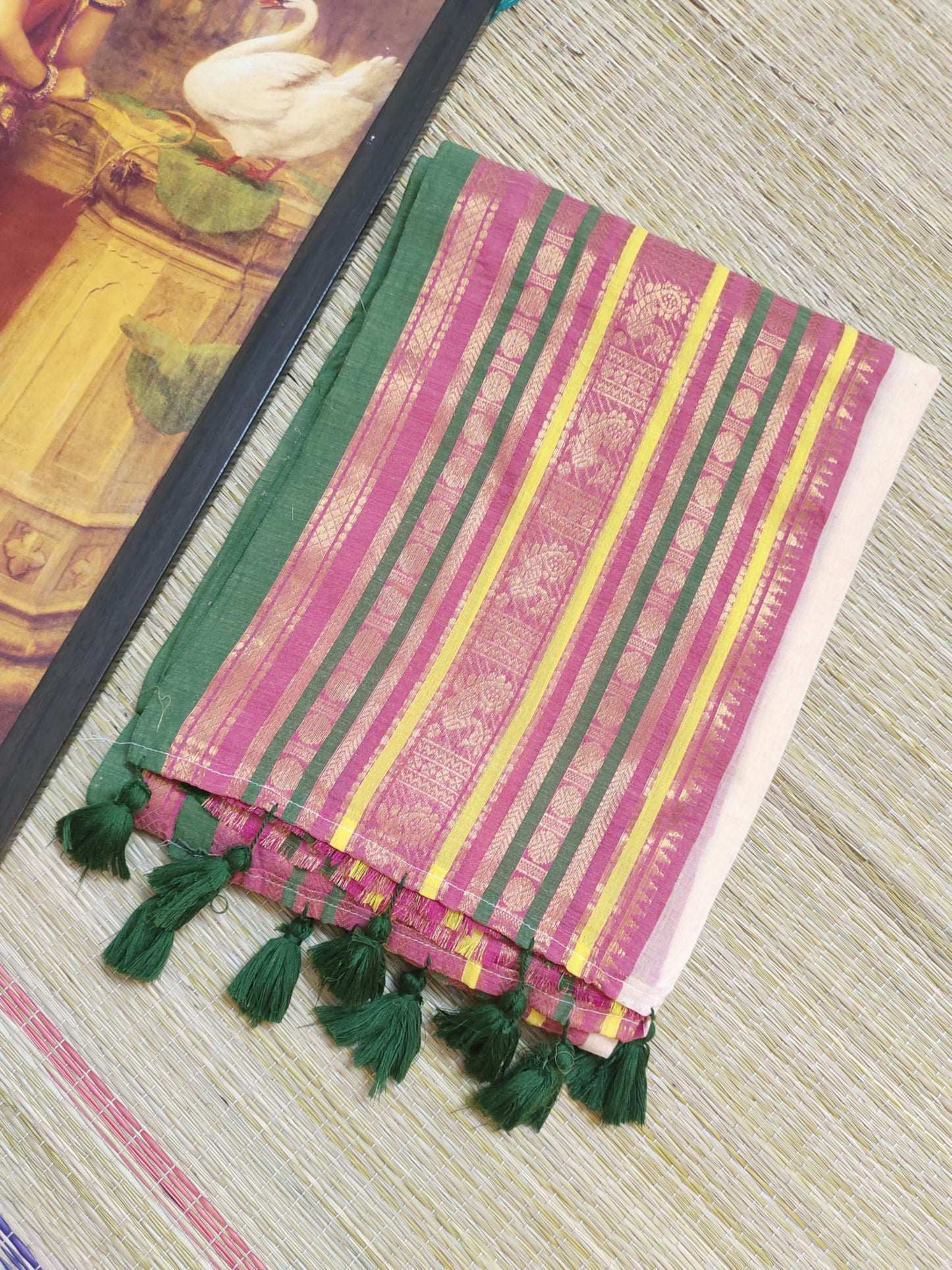 Premium Mul Cotton Saree With Kanchi Border And Tassels.