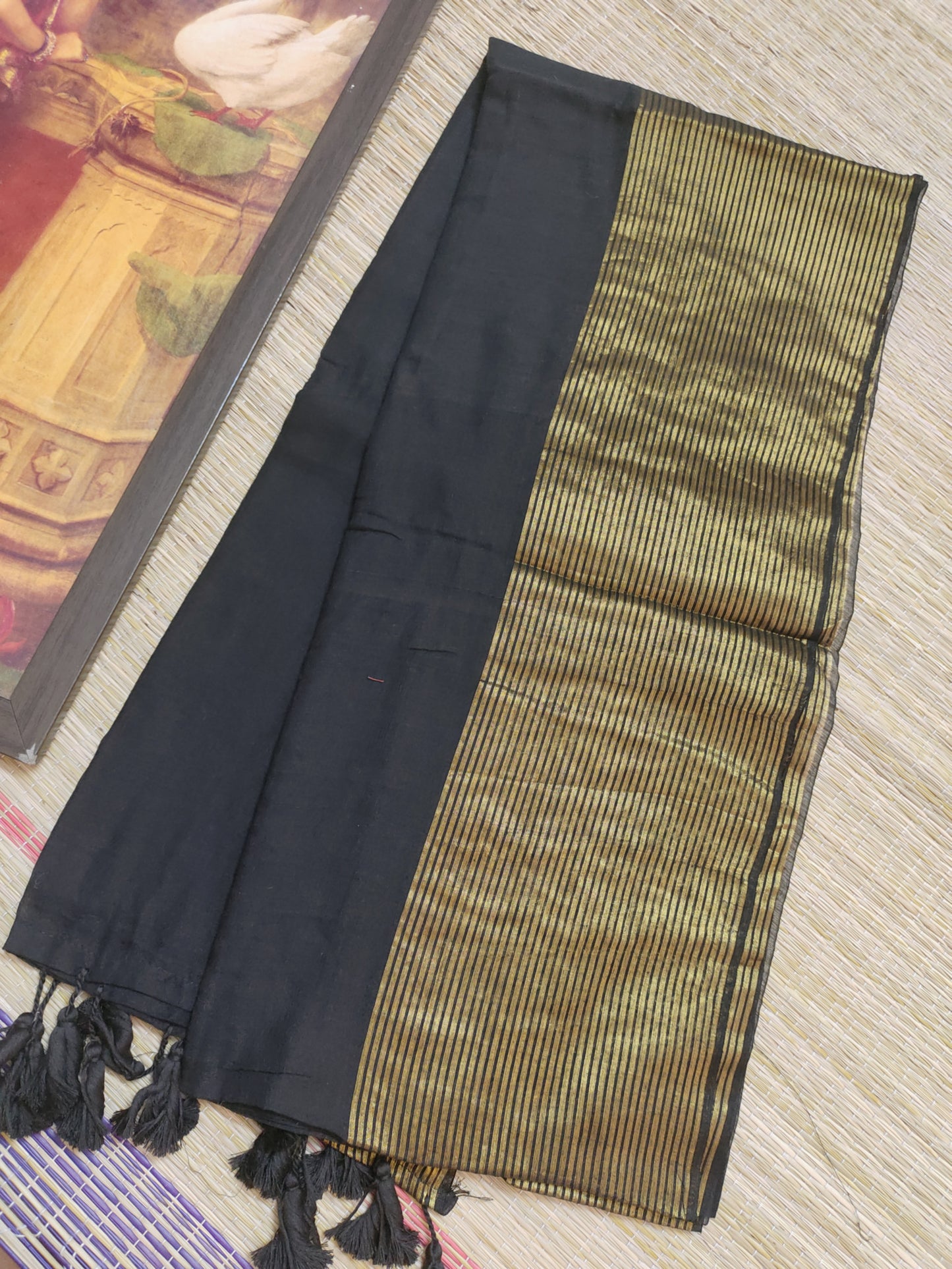 Premium Mul Cotton Saree With Zari Border And Tassels.