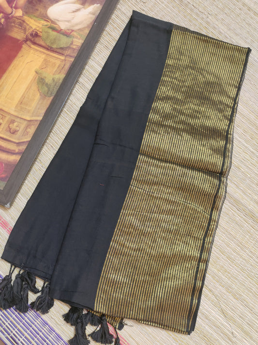 Premium Mul Cotton Saree With Zari Border And Tassels.