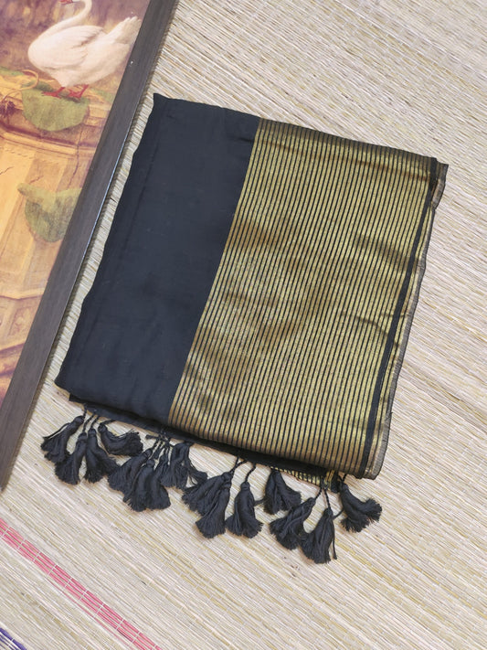 Premium Mul Cotton Saree With Zari Border And Tassels.