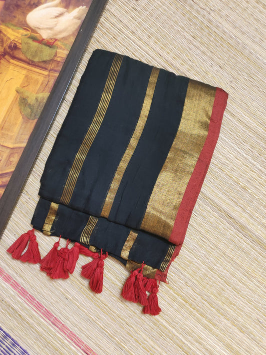 Premium Mul Cotton Saree With Zari Border And Tassels.