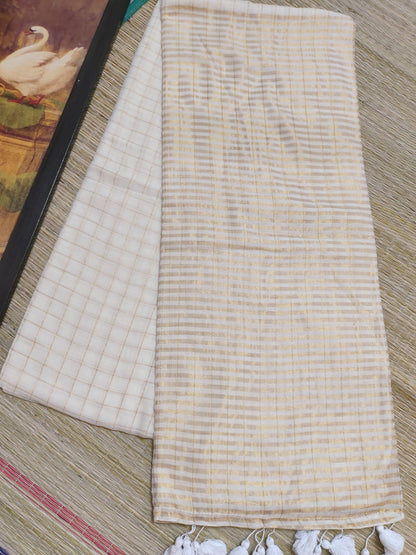 Premium Mul Cotton Saree With checks And Tassels.